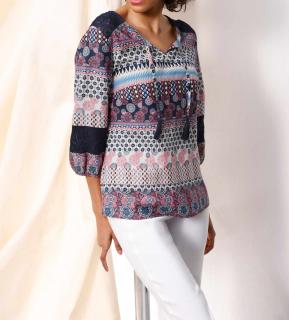 Druckbluse mit Seide und Spitze. marine-bunt