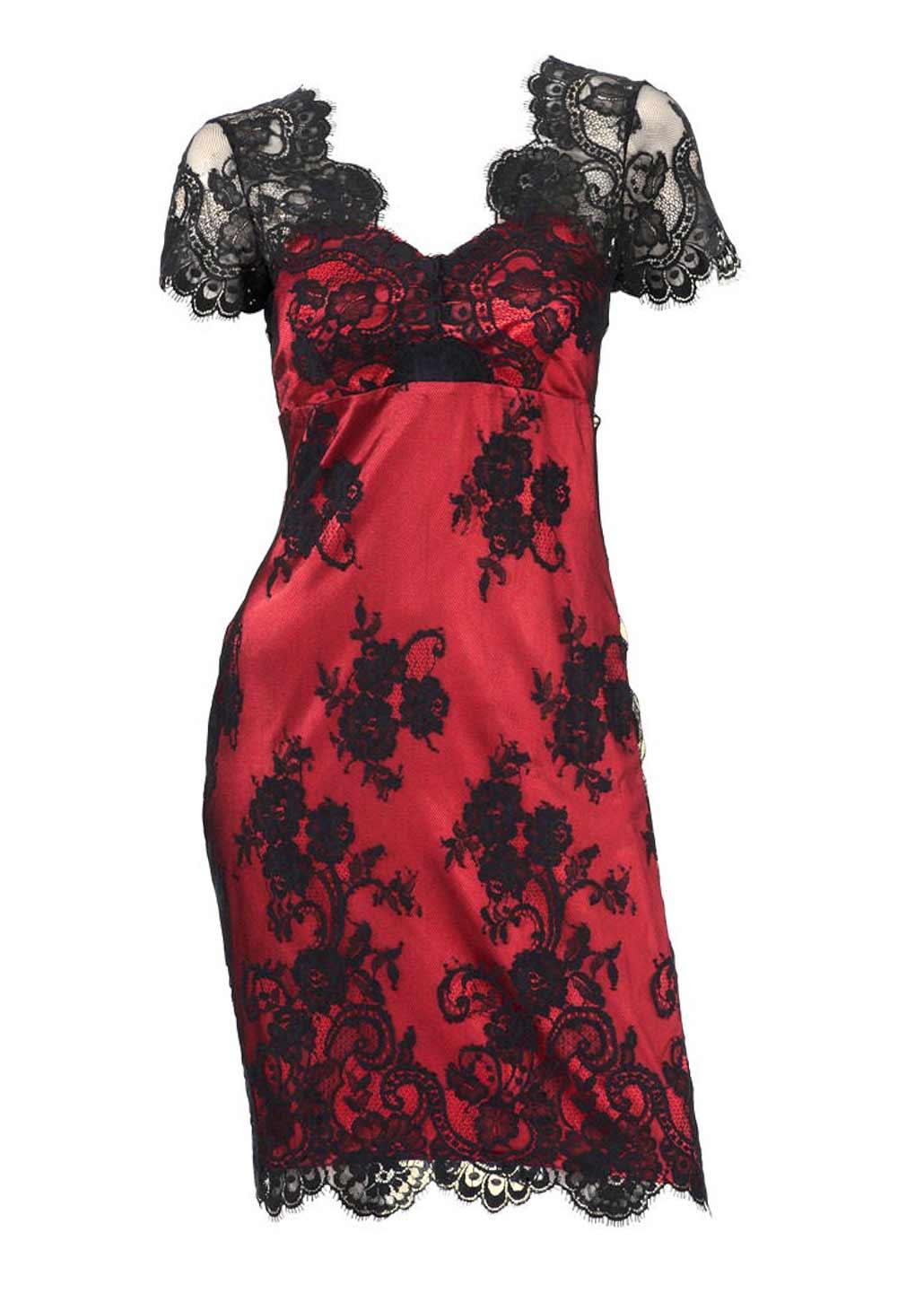 Красное платье с черным кружевом