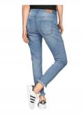 Marken-Boyfriendjeans hellblau