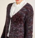 Strickjacke mit Brosche bunt